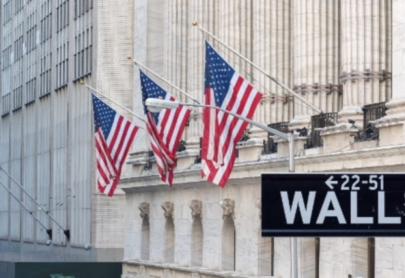 وول ستريت تغلق على انخفاض طفيف وسط استمرار القلق بشأن الرسوم