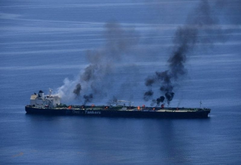 الحوثيون يعلنون احتجاز 10 أفراد من طاقم سفينة أغرقوها قبالة سواحل اليمن