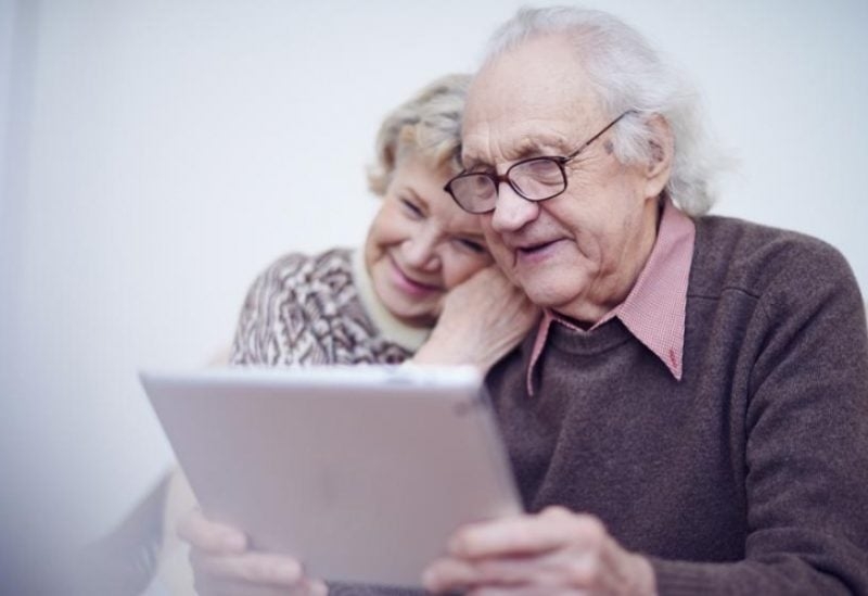 كيف يؤثر استخدام كبار السن للتكنولوجيا والأجهزة الرقمية؟