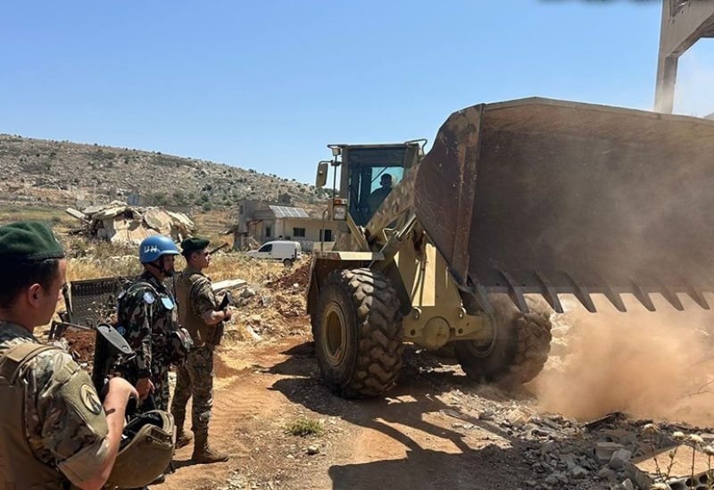 صور.. الجيش يُزيل سواتر ترابية ويفتح طرقات في الجنوب