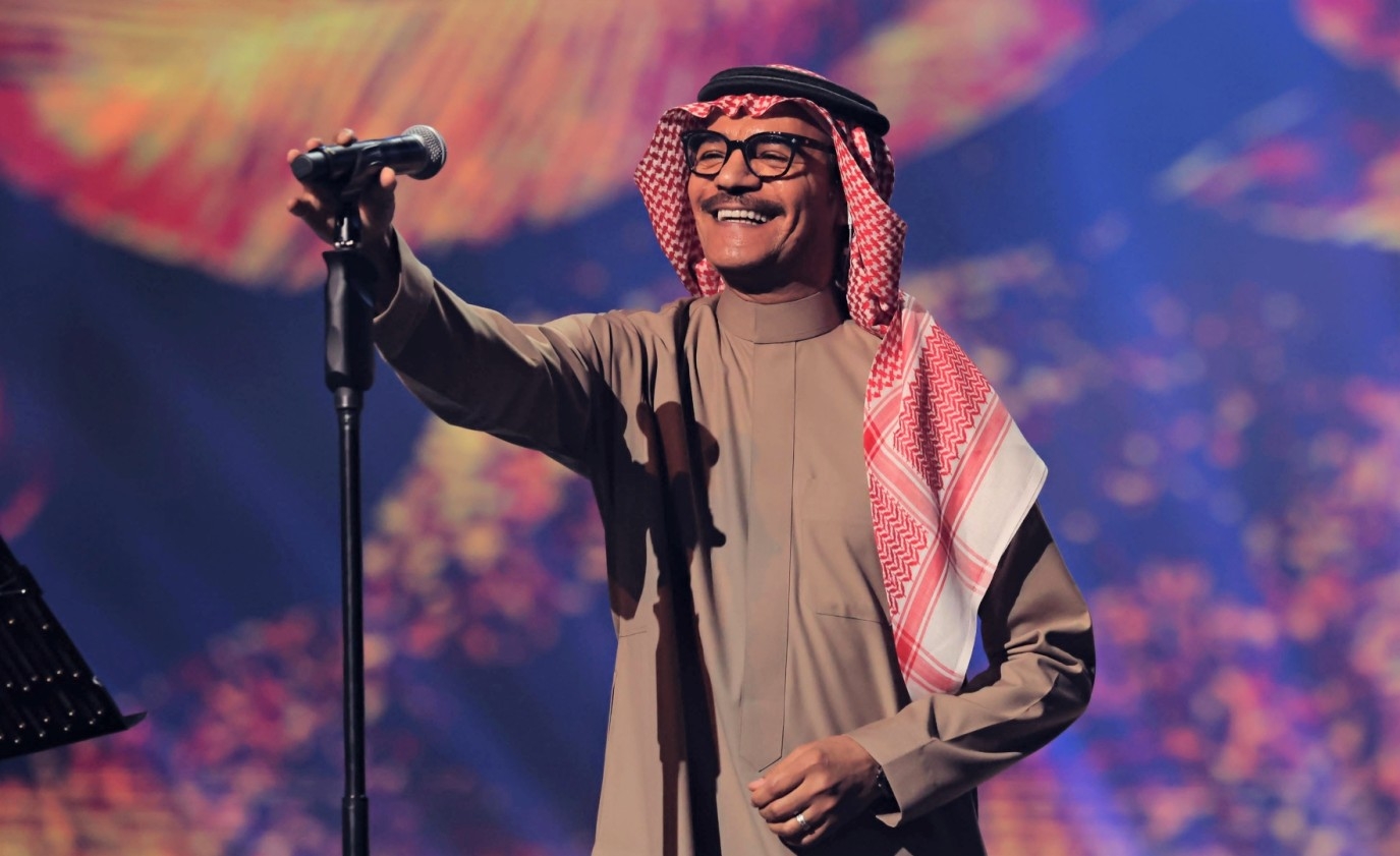 شاهدوا.. كيف غنى رابح صقر للحب على طريقته الخاصة بموسم الرياض؟