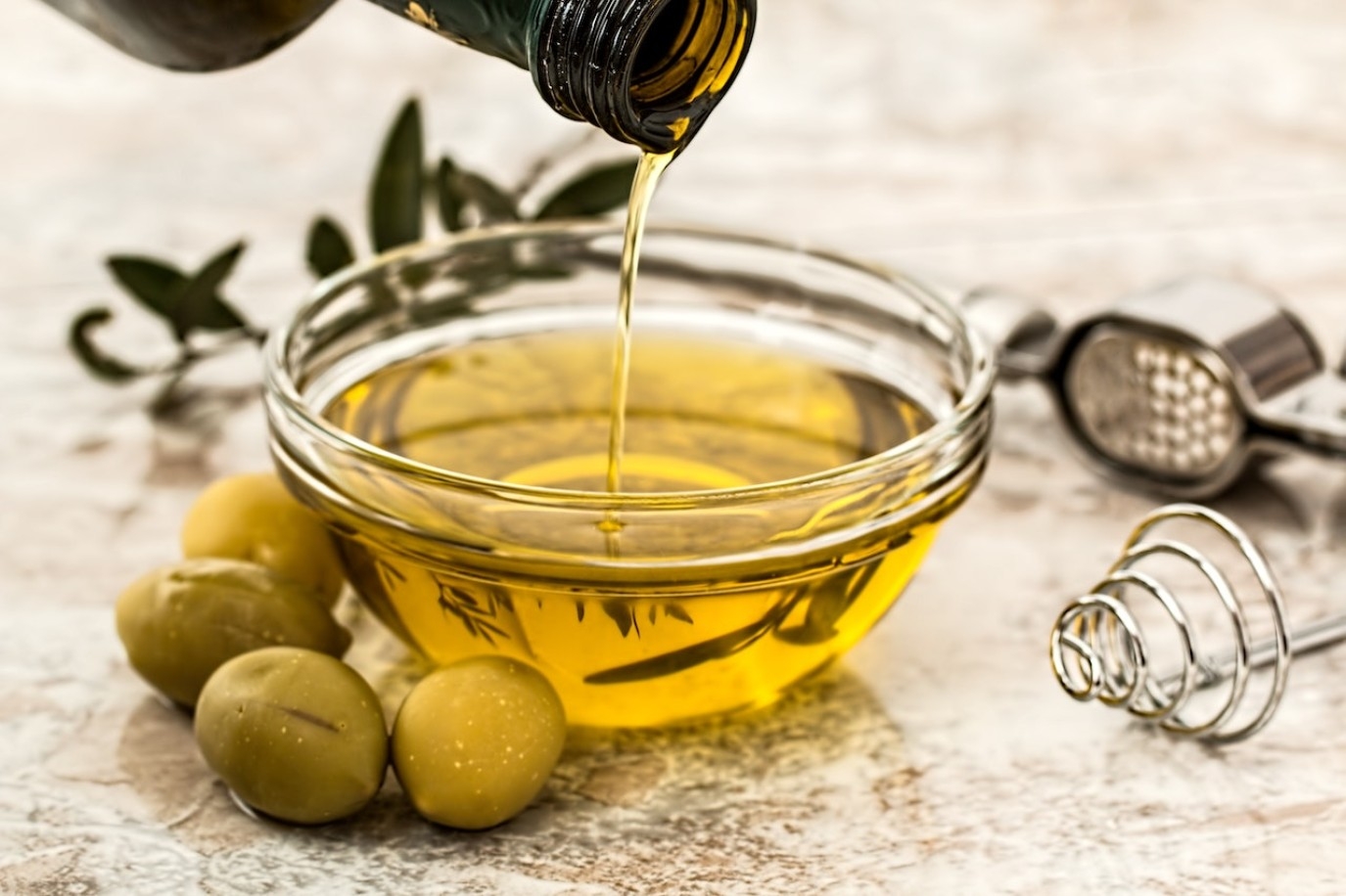 فوائد زيت الزيتون لصحة القلب والعظام هائلة