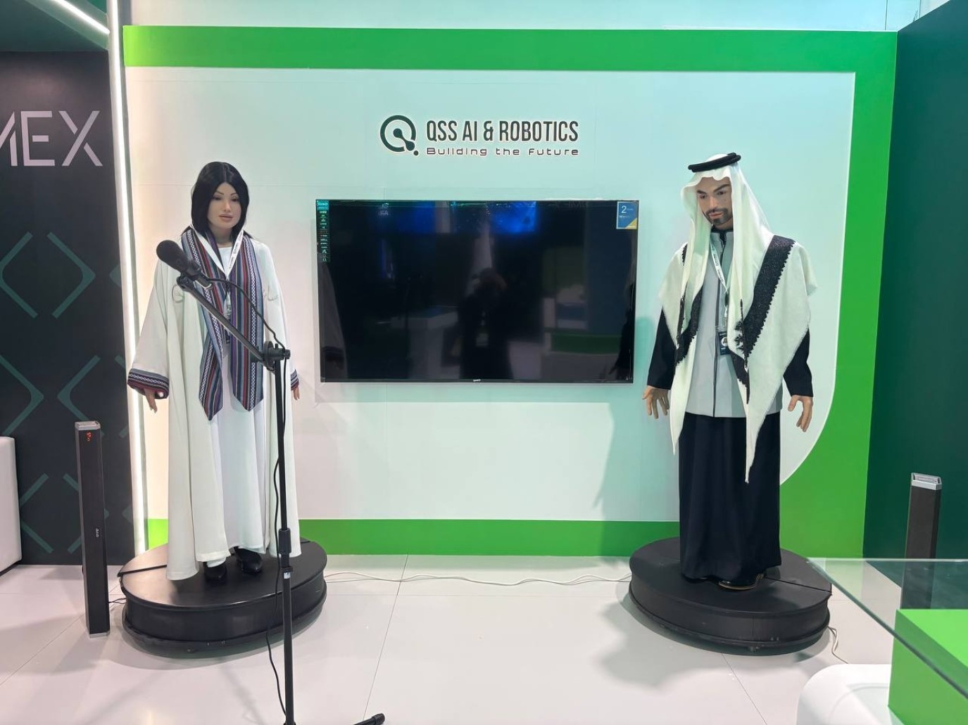 حضور الروبوتان سارة ومحمد في معرض فومكس بالمنتدى السعودي للإعلام 2025