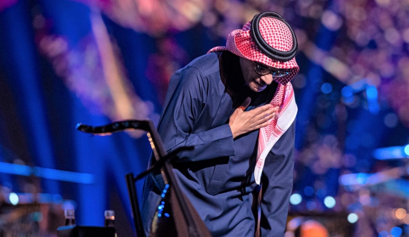 رابح صقر ينشر لقطات من حفله ليلة السمر ضمن احتفالات التأسيس