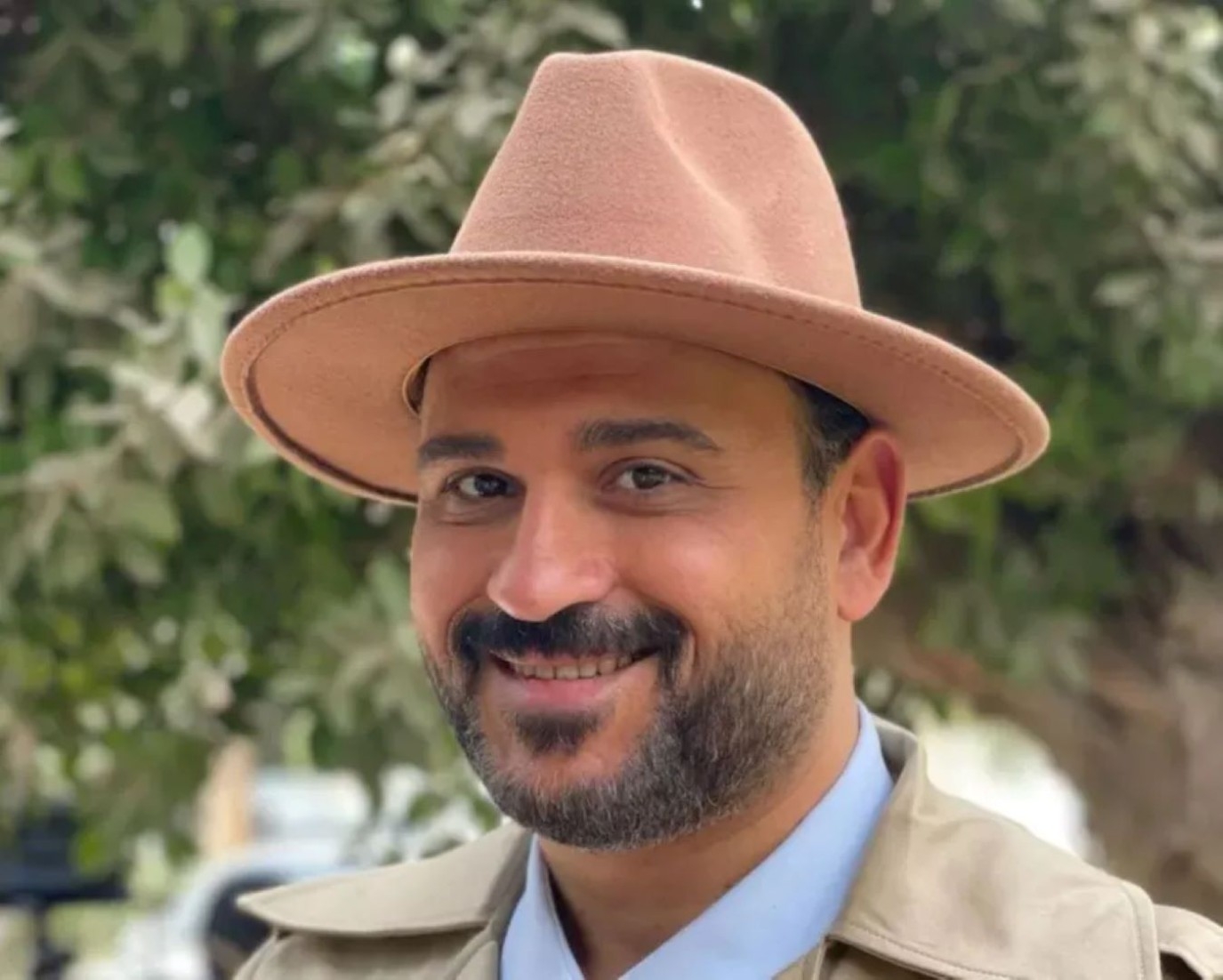 أكرم حسني و شارموفرز يقدمان الأغنية الدعائية لمسلسل الكابتن : روح كوميديا