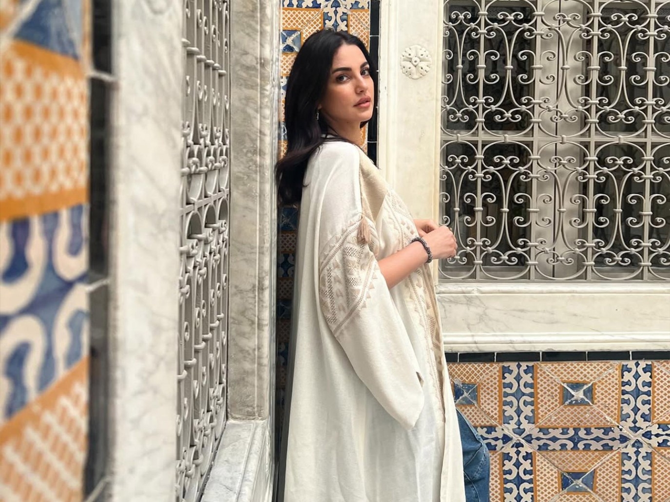 نسِّقي موديلات عبايات مفتوحة في رمضان من وحي النجمات
