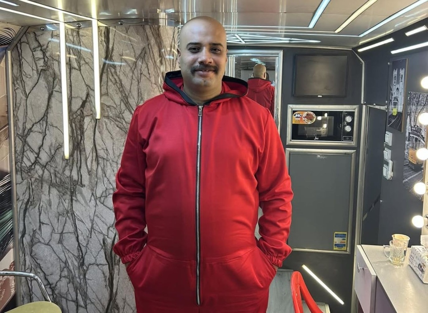 حاتم صلاح يوضح لـ رامز جلال عن نجم الكوميديا الأول في مصر .. فمن هو؟!