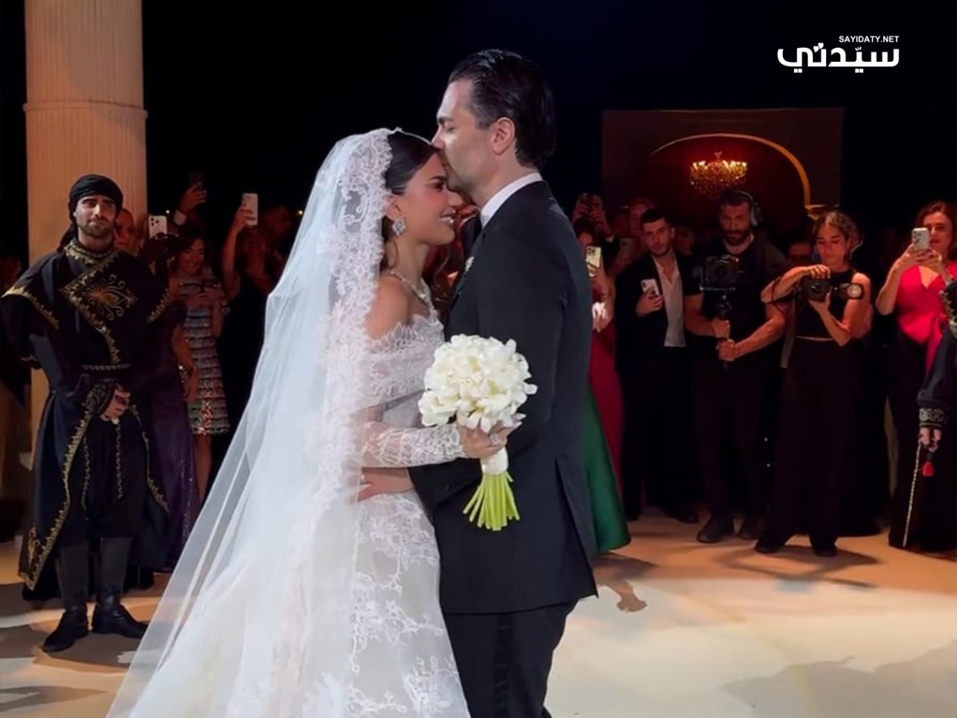 ردة فعل نارين بيوتي بعد مفاجأة عريسها لها بحضور عاصي الحلاني