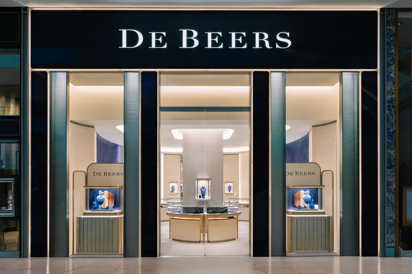De Beers للمجوهرات الراقية تفتتح متجراً رئيسياً في Dubai Mall