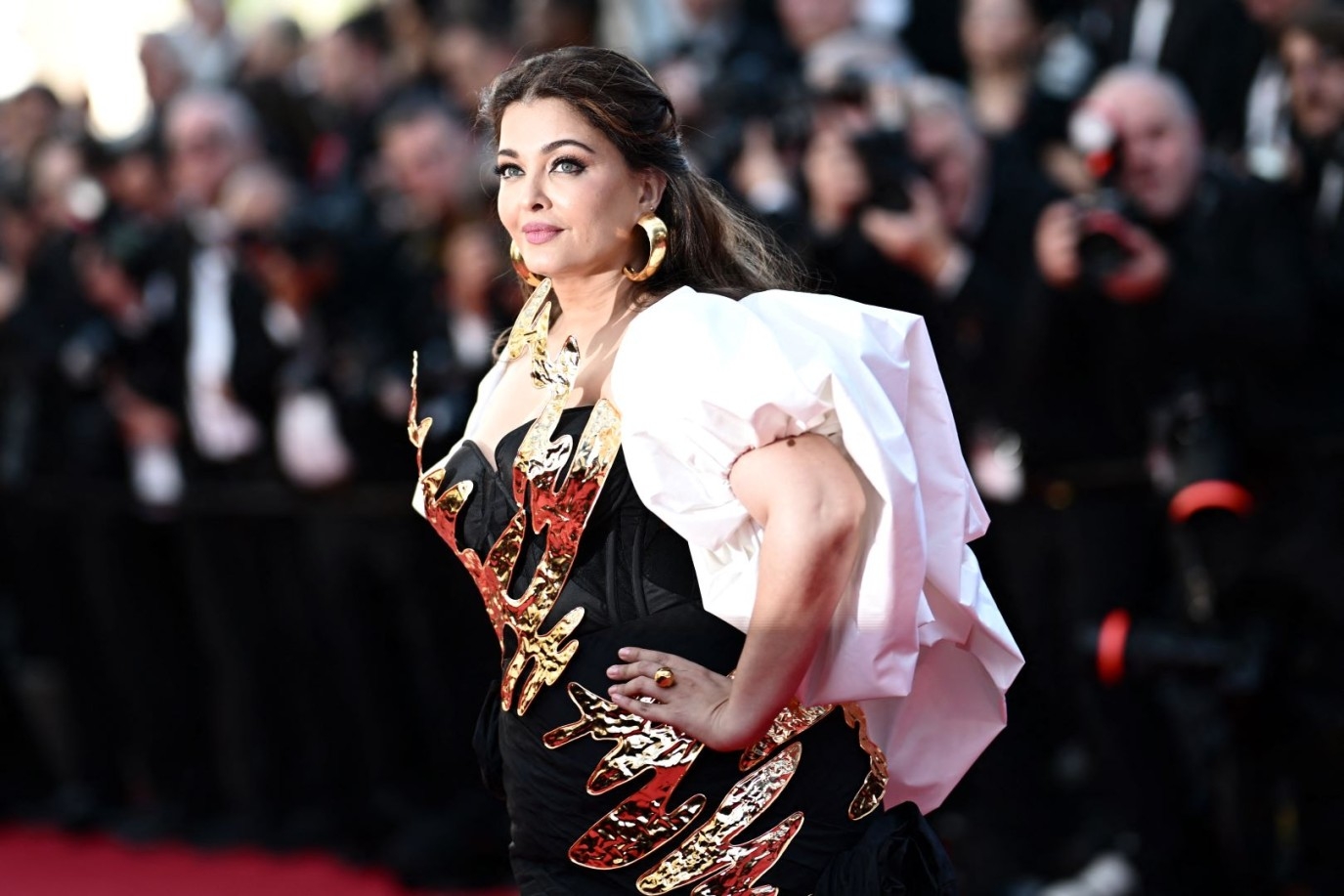 آيشواريا راي تنفي مزاعم انفصالها عن زوجها أبهشيك باتشان في صورة جديدة تجمعهما