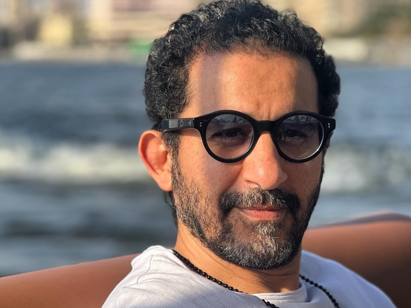 أحمد حلمي يُحول مسلسل قصة مدينة إلى فيلم.. إليكم التفاصيل