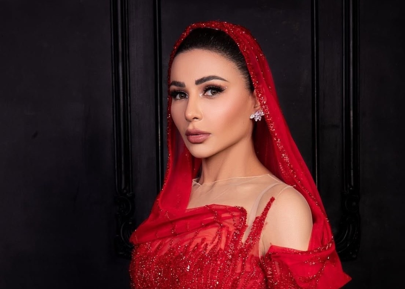 الفساتين المزودة بغطاء الرأس.. خيار النجمات المفضل في المناسبات