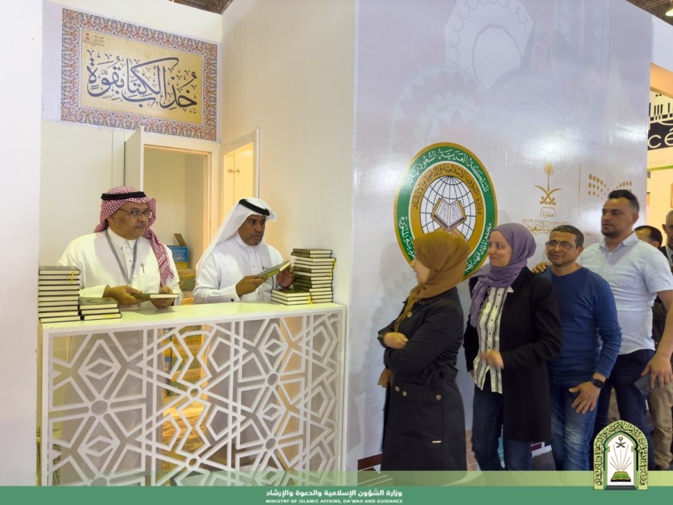 إهداء أكثر من 6 آلاف نسخة من المصحف الشريف من الشؤون الإسلامية السعودية لزوار معرض تونس الدولي للكتاب
