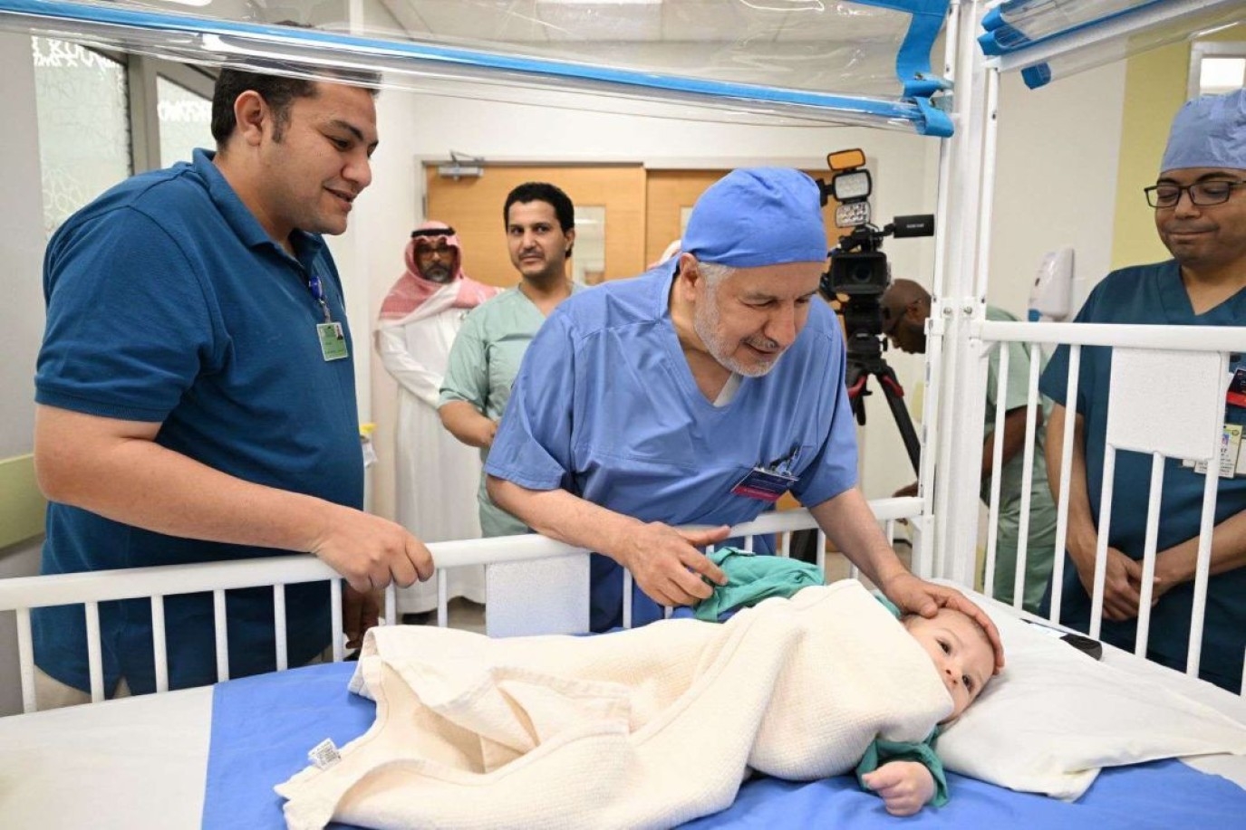 بدء عملية فصل التوأم الطفيلي المصري محمد عبدالرحمن جمعة في السعودية