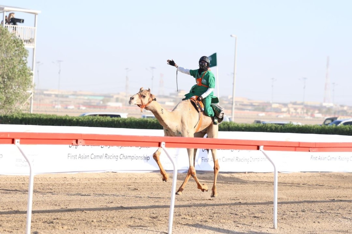السعودية خلود الشمري تتوج بكأس بطولة آسيا الأولى للهجن