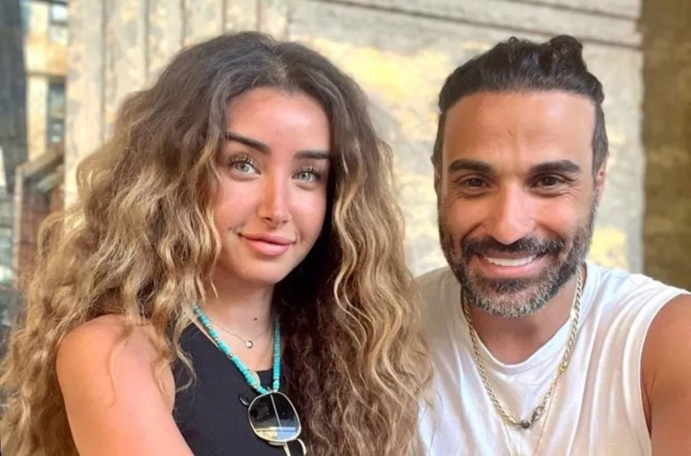 منشور غامض وفيديو قديم..أحمد فهمي يكشف حقيقة عودته لـ هنا الزاهد