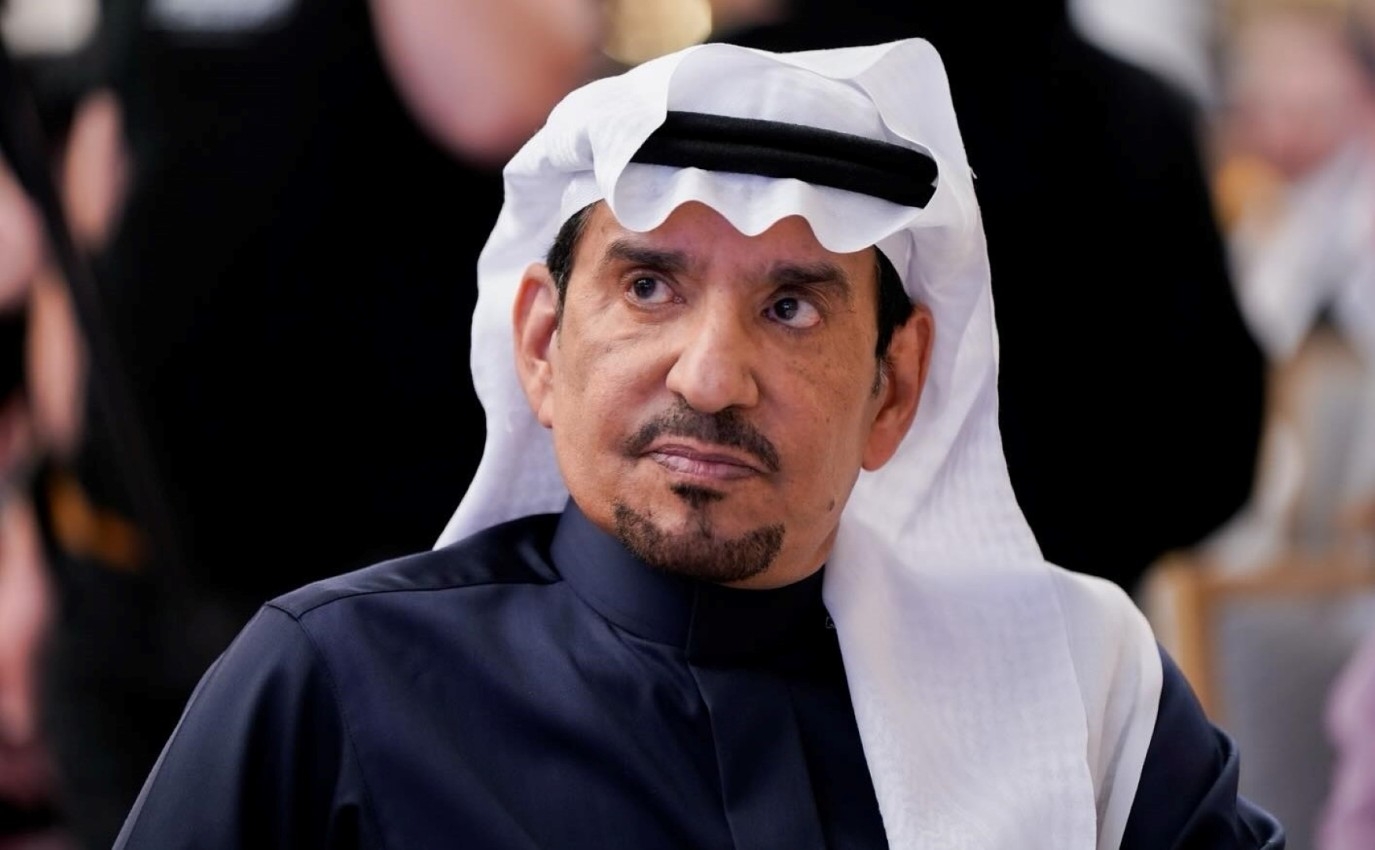 عبدالله السدحان يشارك متابعيه صورة له مع أبنائه ويطلب من متابعيه التعليق