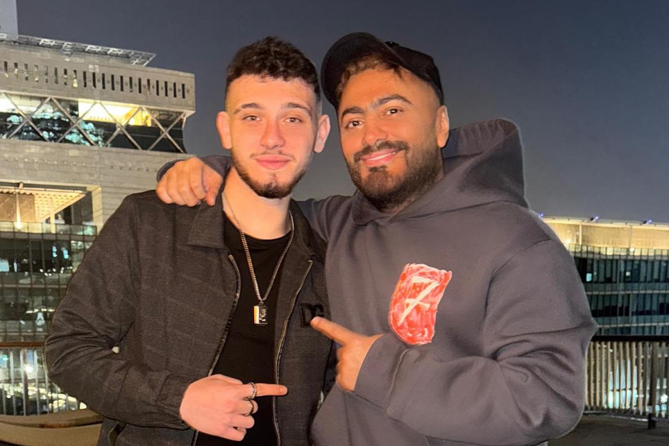 بفيديو طريف تامر حسني يترقب حفله الغنائي مع الشامي بمصر