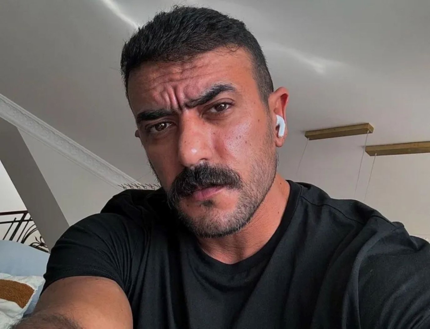 أحمد العوضي يتصدر الترند بـ لوك جديد.. ودّع شاربه الشهير