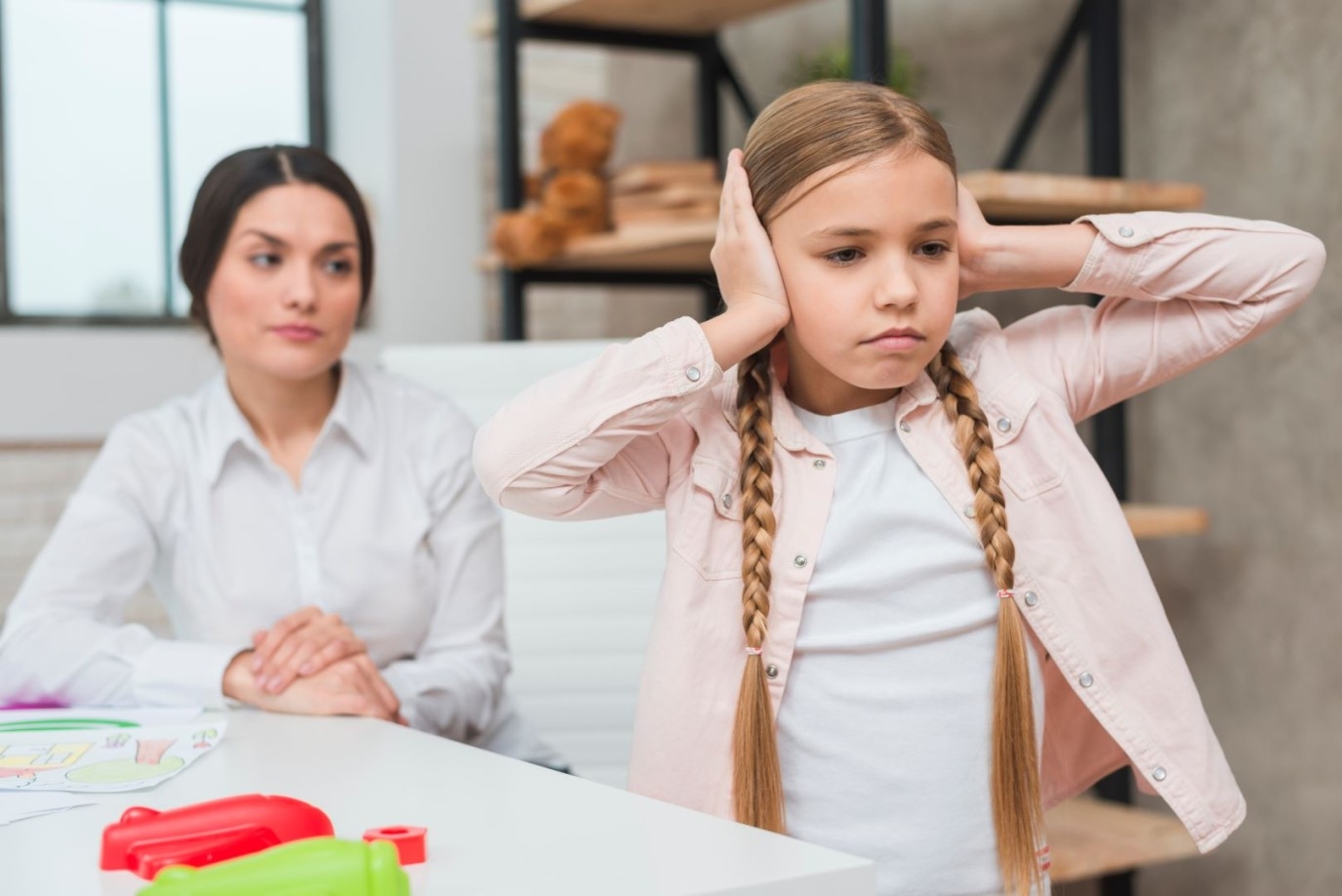 ما هي نتائج اتباع أسلوب الإجبارعلى طفلك نفسيًا وسلوكيًا؟