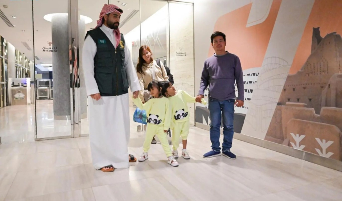 التوأم الفلبيني الملتصق كليا وموريس آن يصل إلى الرياض للنظر في إجراء عملية الفصل