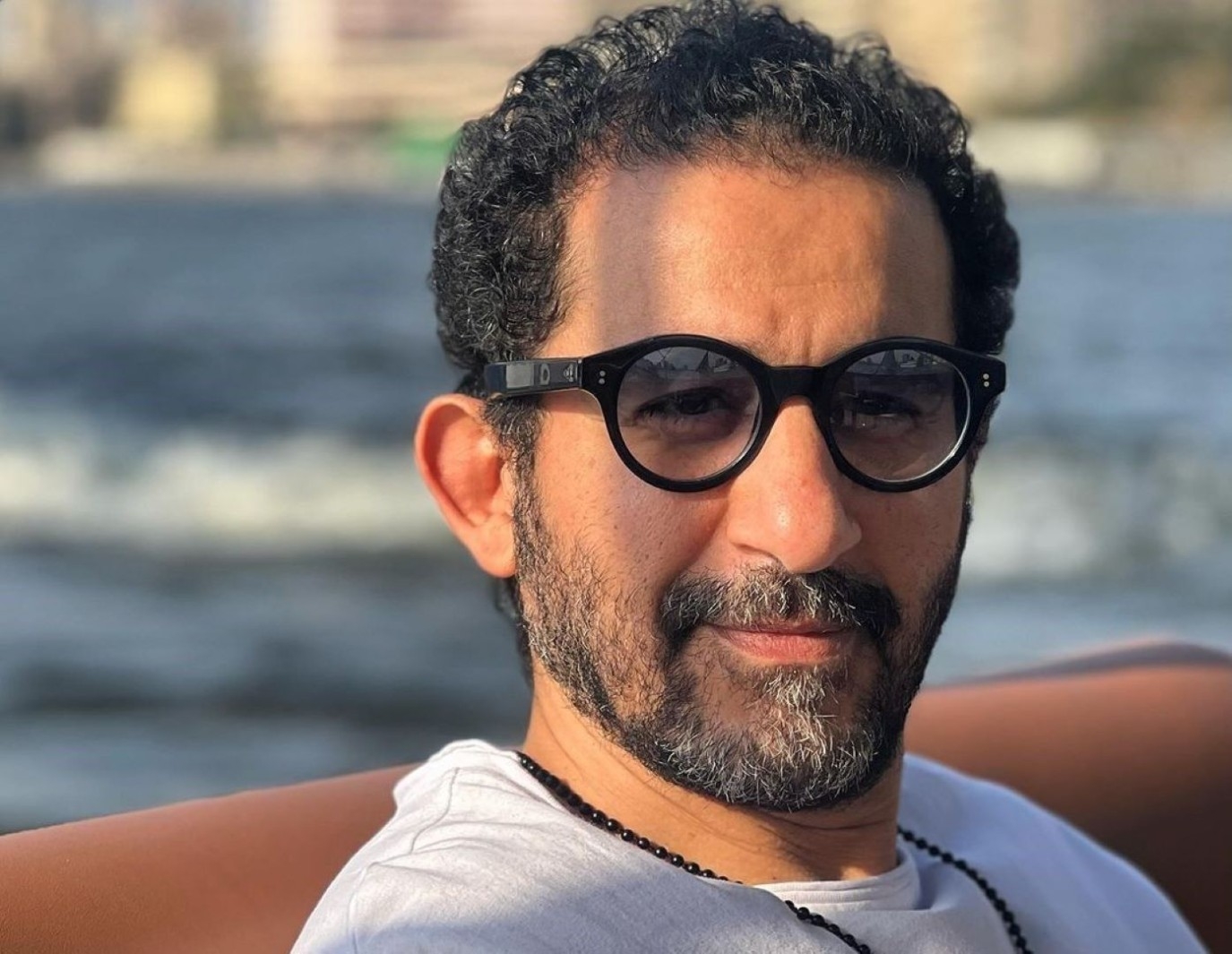 أحمد حلمي يحتفل بيوم ميلاد عادل إمام بطريقته الخاصة.. ما علاقة إسعاد يونس؟