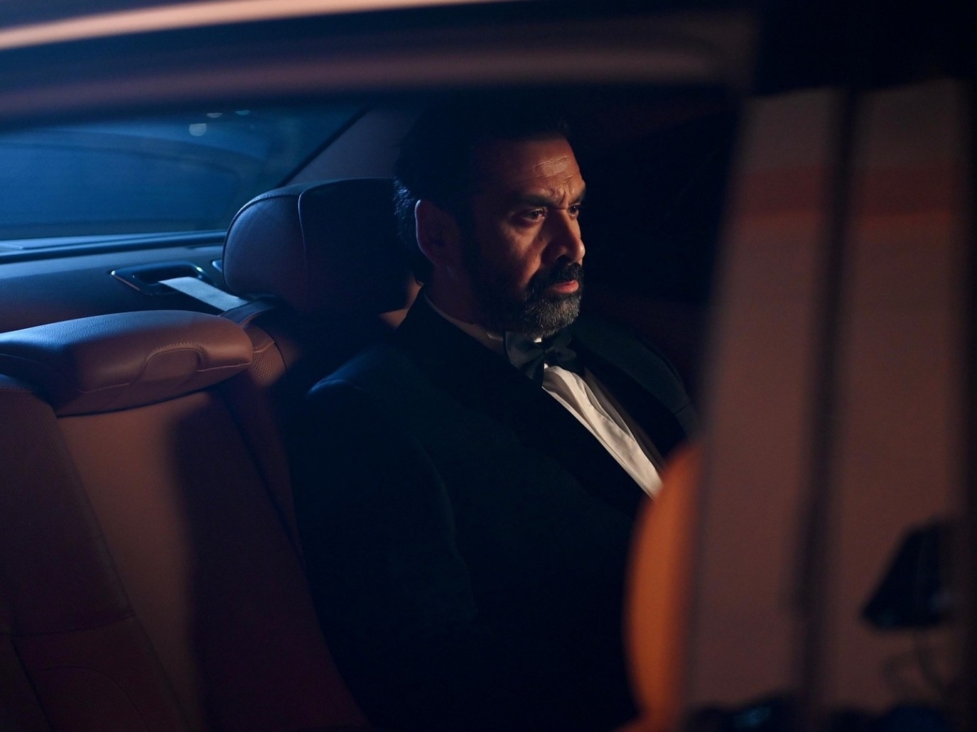 كريم عبد العزيز على شاشة السينما وخشبة المسرح في اليوم نفسه.. فما القصة؟