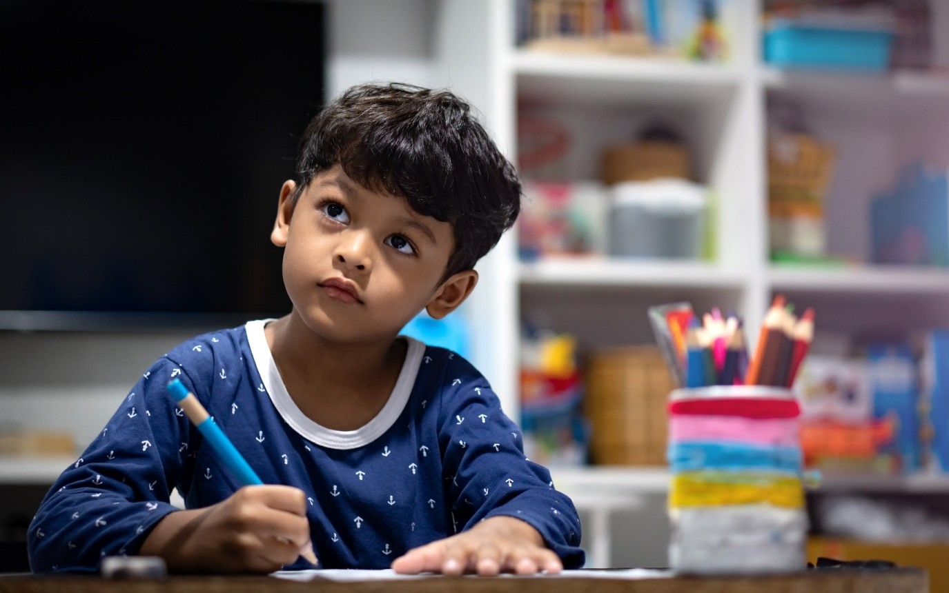 في سن خمس سنوات... إليك كيفية تعزيز تطوره المعرفي