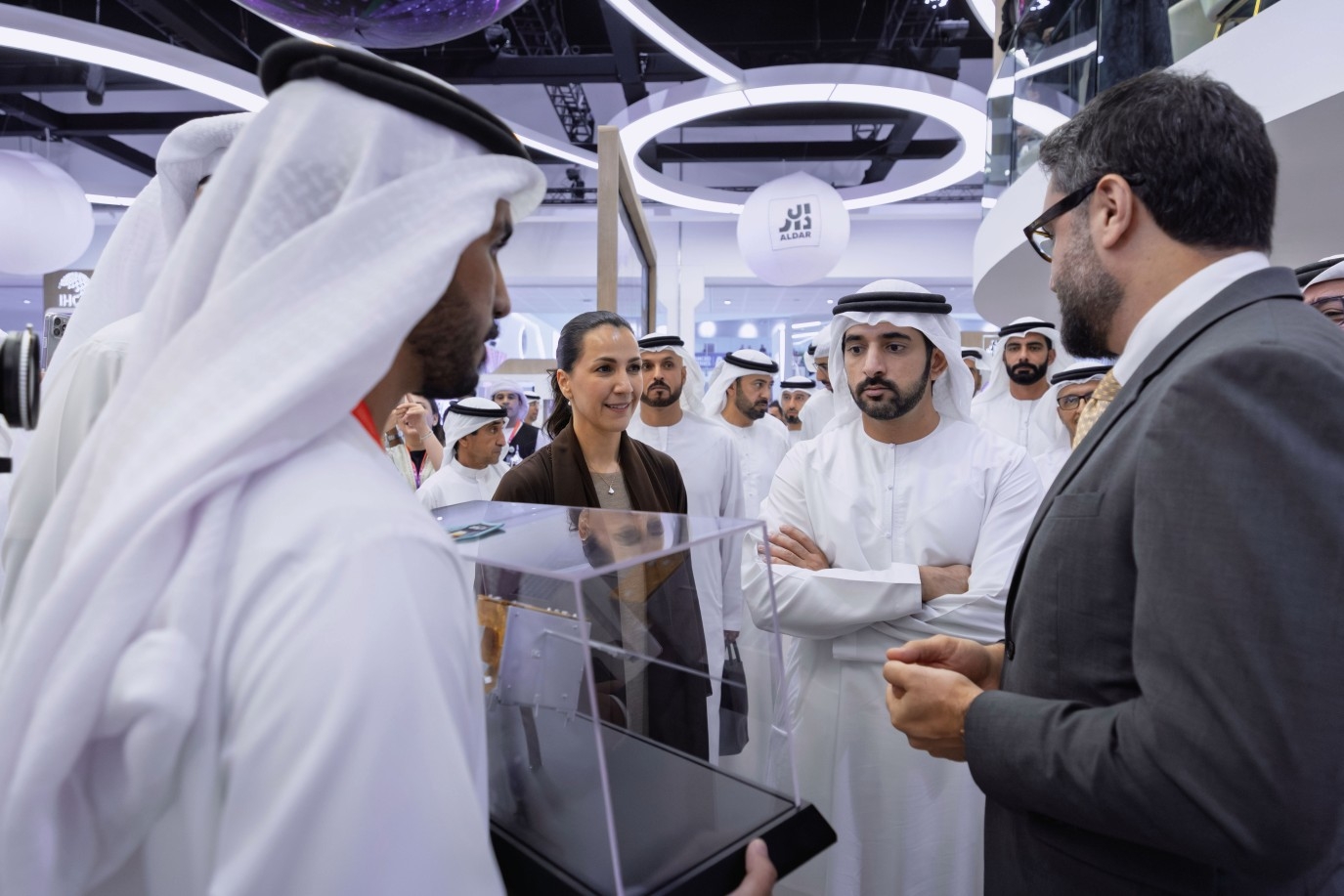 الشيخ حمدان بن محمد بن راشد آل مكتوم يزور منتدى اصنع في الإمارات 2025