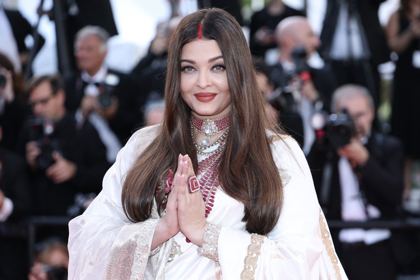 آيشواريا راي تتألق على السجادة الحمراء لفيلم The History of Sound في مهرجان كان