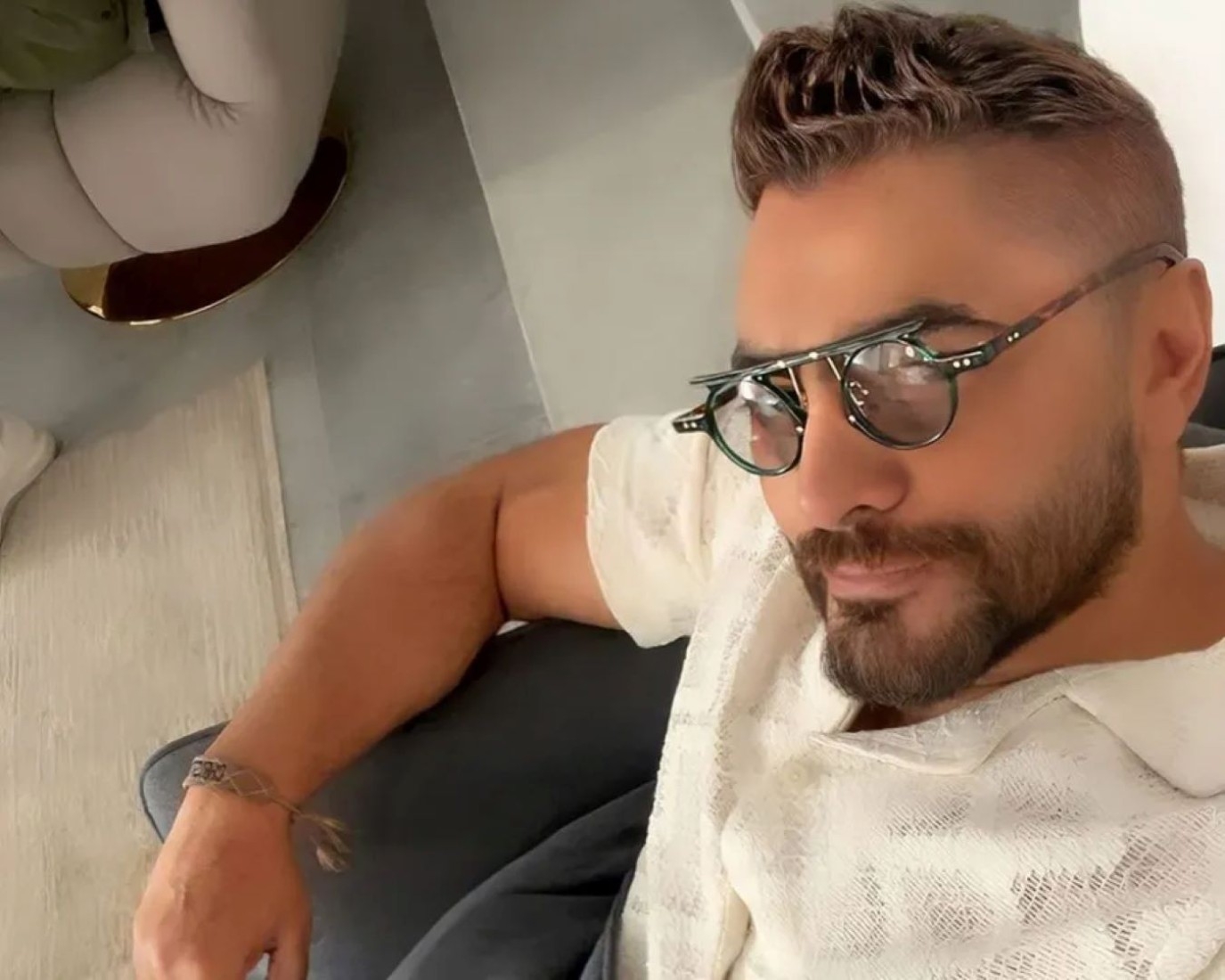 تامر حسني يكشف عن وعكته الصحية.. هل نقل العدوى إلى ابنه؟