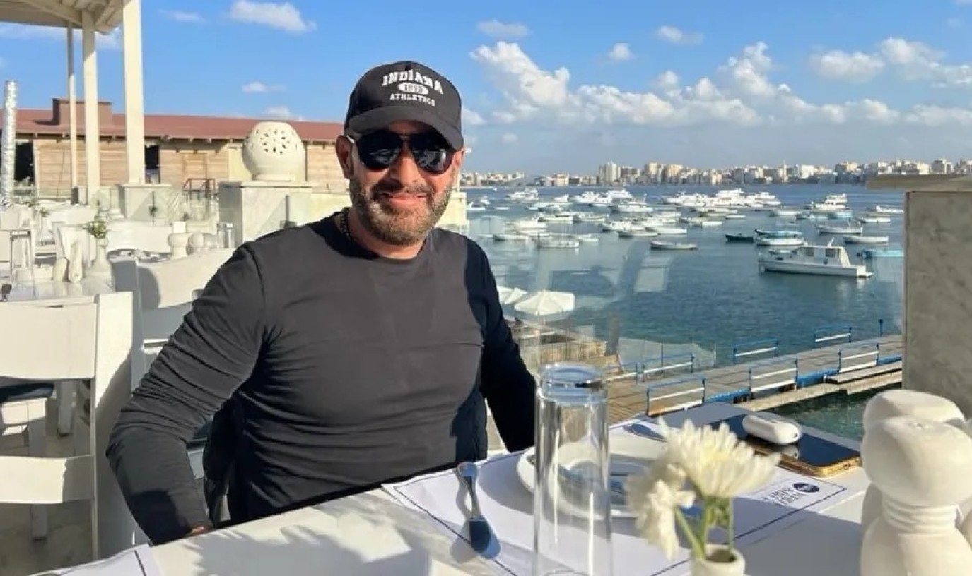 الروحانيات عالية في السما.. بالفيديو عمرو سعد وأحمد السقا قبل الصعود لجبل عرفات