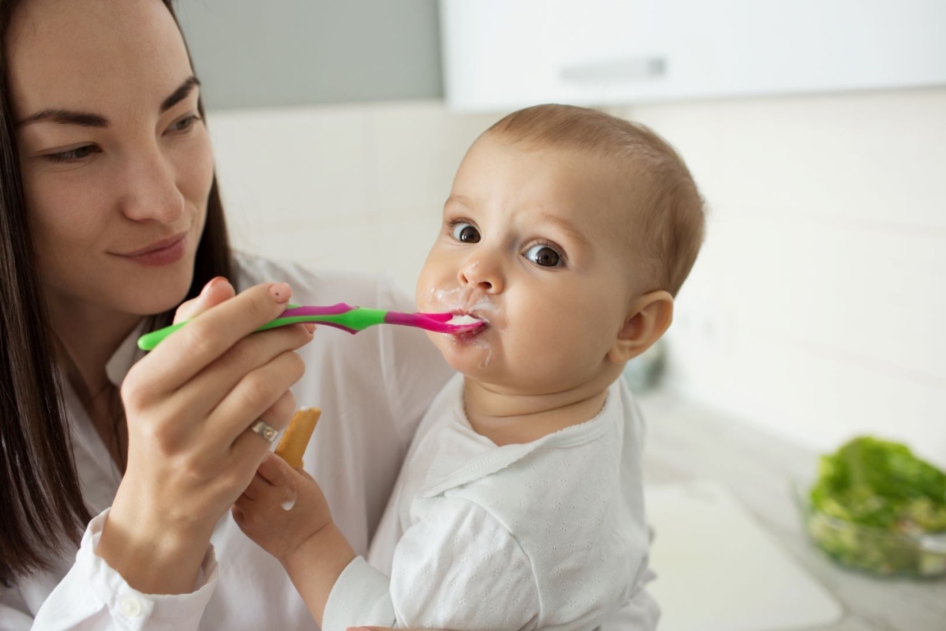 أهم أخطاء الأمهات في تقديم اللبن الزبادي للأطفال