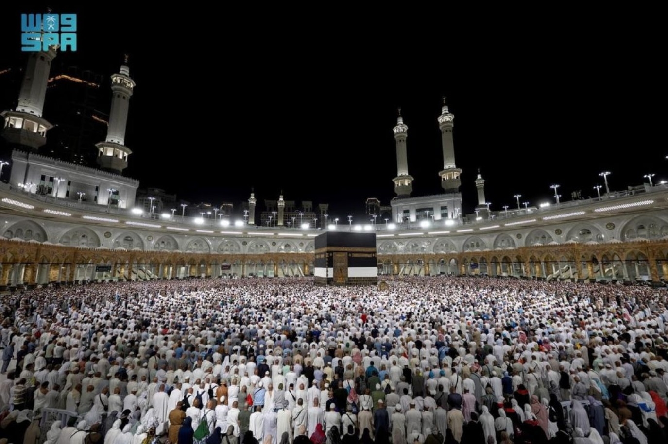 حجاج بيت الله الحرام يواصلون رمي الجمرات الثلاث في أول أيام التشريق
