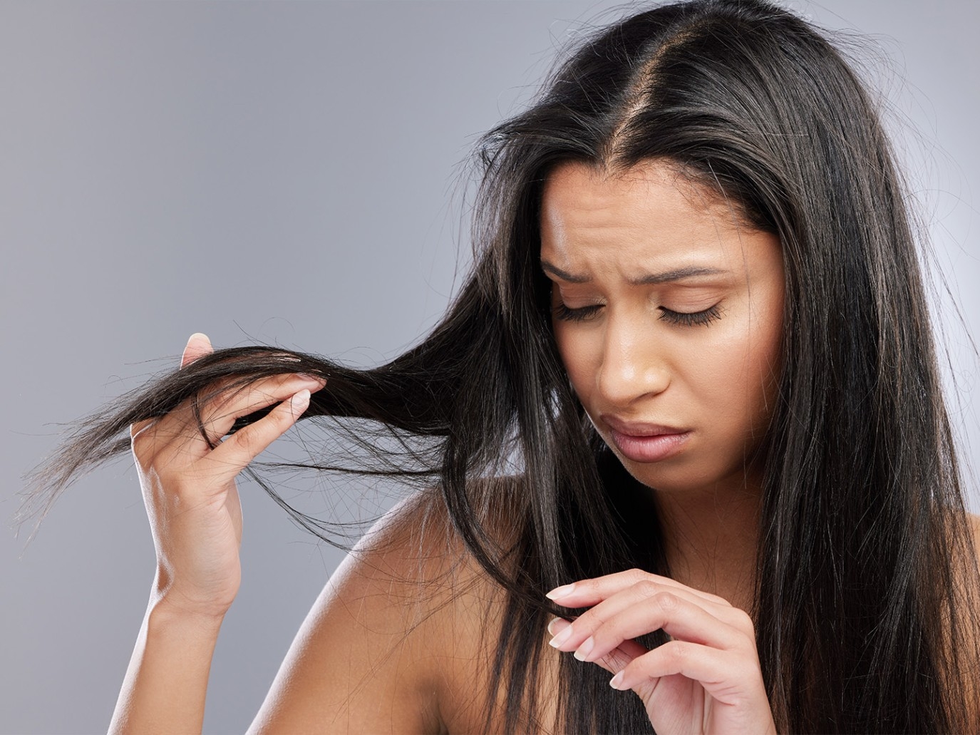 ماذا يحدث إذا نزعت الشعر الأبيض؟ إجابة طبيب سوف تصدمك