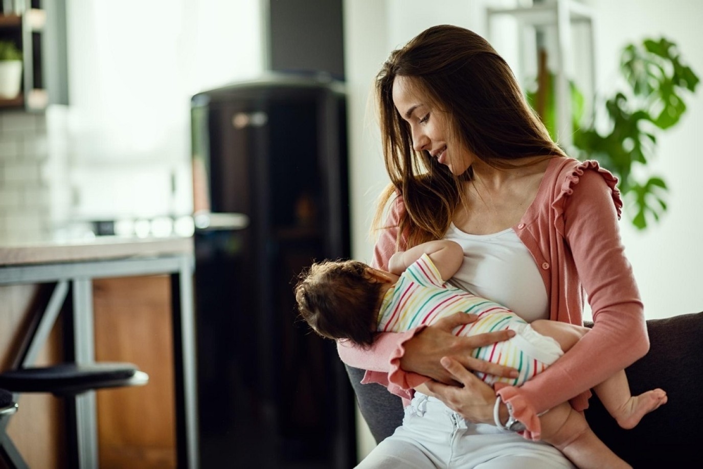 6 ممارسات خاطئة للرضاعة الطبيعية تضر بصحة الأم والطفل وطرق لعلاجها