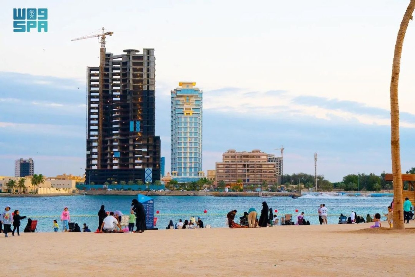 كورنيش المستقبل في جدة يشهد إقبالًا لممارسي السباحة والأنشطة المائية