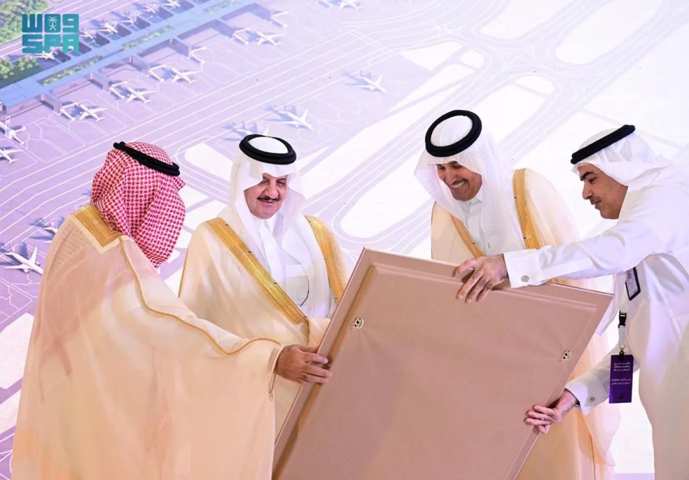 أمير المنطقة الشرقية يُدشن المخطط العام لمطار الملك فهد الدولي