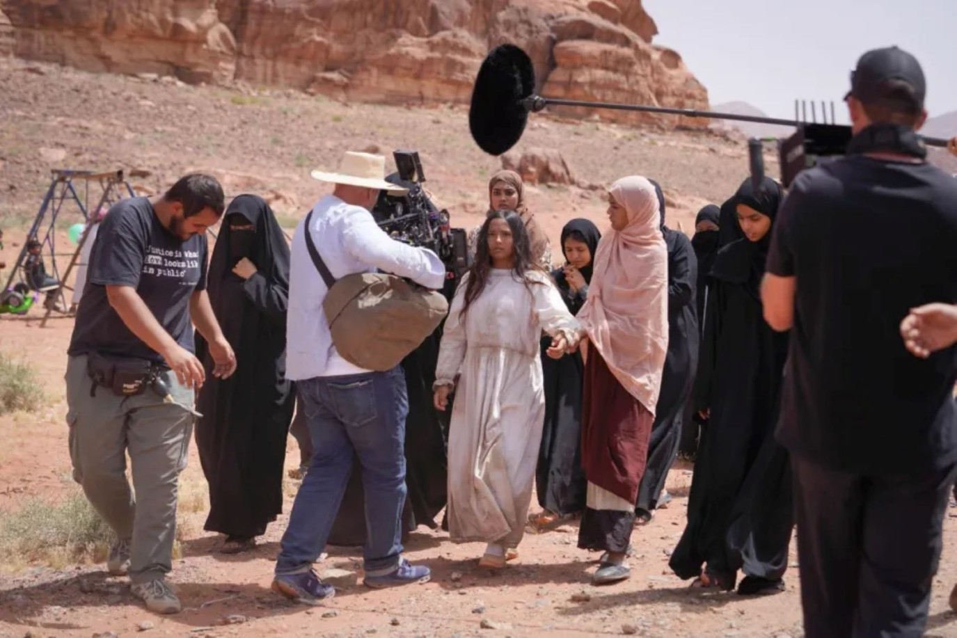 براء عالم يشارك جمهوره فرحته بمشاركة فيلم هجرة في مهرجان فينيسيا السينمائي