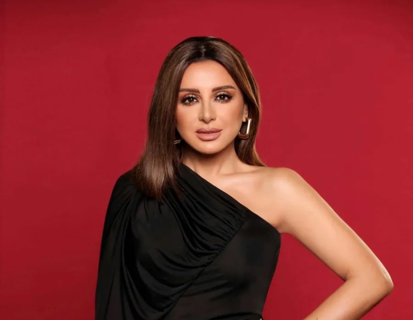 محمود سعد: أنغام بتمر بألم عنيف لكن مفيش حاجة خطر