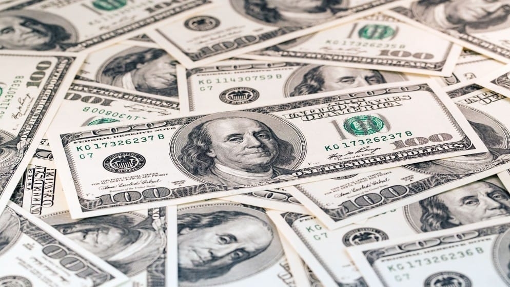 الدولار يتراجع متأثراً بانخفاض عوائد السندات الأميركية