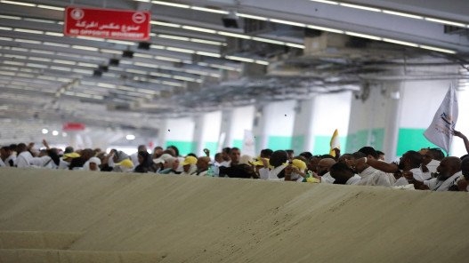 الحجاج يواصلون رمي الجمرات الثلاث بأول أيام التشريق