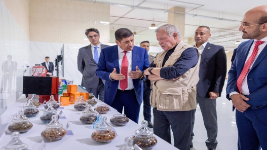 الملك يزور ثلاثة مصانع إنتاجية في مدينة الموقر الصناعية