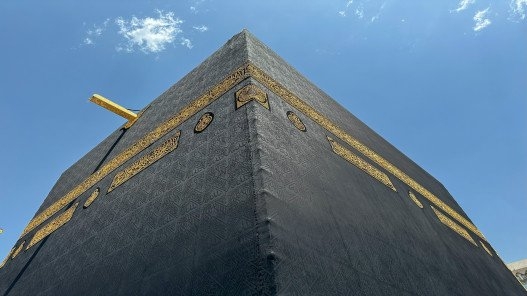 كسوة الكعبة.. خيوط من ذهب وحرير بمواصفات وجودة لا تتأثر بالظواهر الجوية