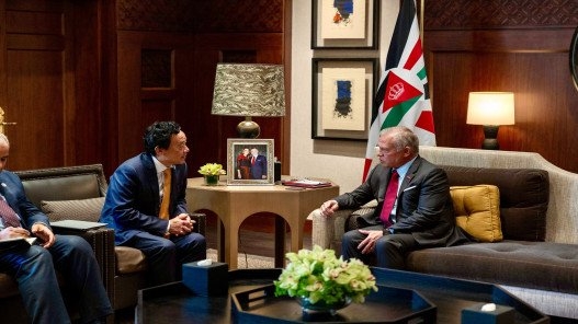 الملك يستقبل وفد منظمة (الفاو) ويتسلم ميدالية 'أجريكولا'