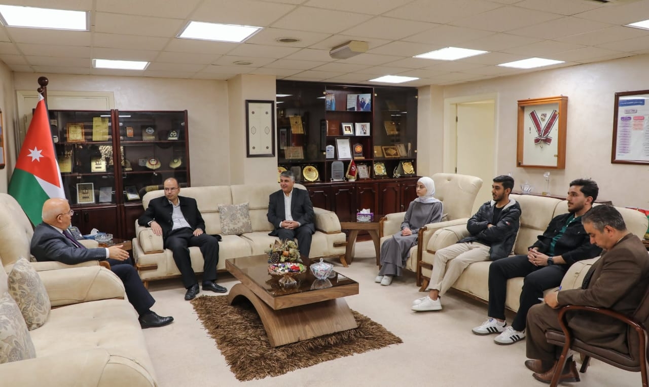 رئيس الجامعة الهاشمية يلتقي الطلبة الفائزين بجائزة وليّ العهد ويشيد بجهودهم وإنجازاتهم