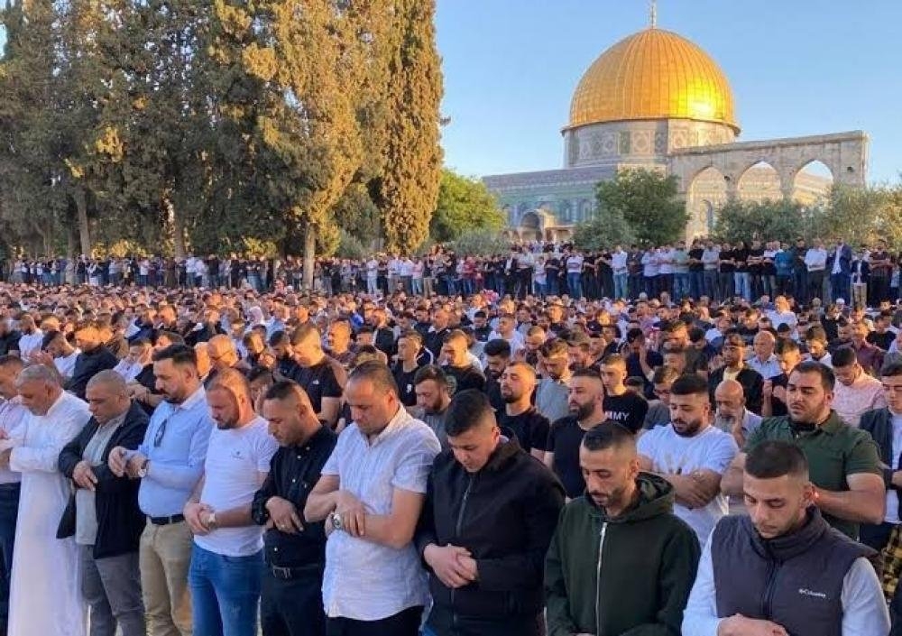 عشرات آلاف المصلين يؤدون صلاة الجمعة في الأقصى