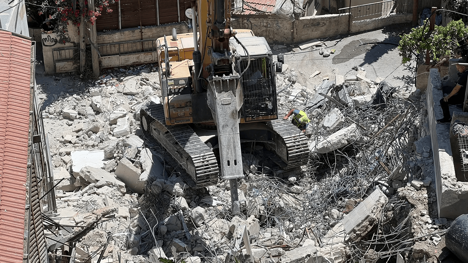الاحتلال يهدم منزلا وأسوارا في القدس