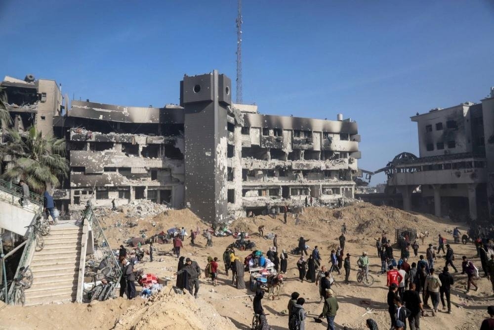 الصحة في غزة: الاحتلال استهدف مستشفى الصليب الأحمر بخانيونس ويصيب مرضى ومراجعين