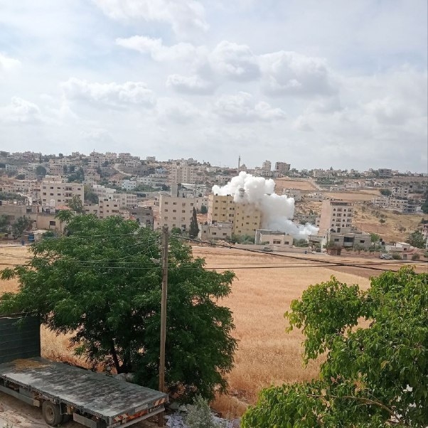 قوات الاحتلال تقصف منزلا في طمون وتفجر مقهى في طوباس